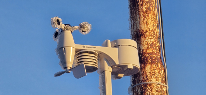 Wettersensor mit Eis im Winter